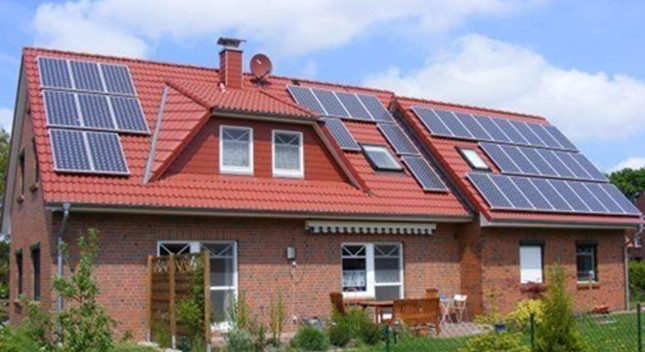 स्थापना के सौर ऊर्जा प्रणालियों पर विला छतों